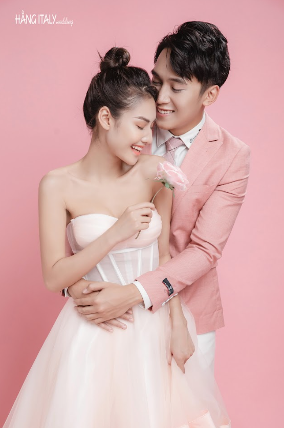 Chụp Ảnh Cưới Tại Studio – Tỏa Sáng Với Phông Hồng Pastel Cùng Hằng ItalyStudio